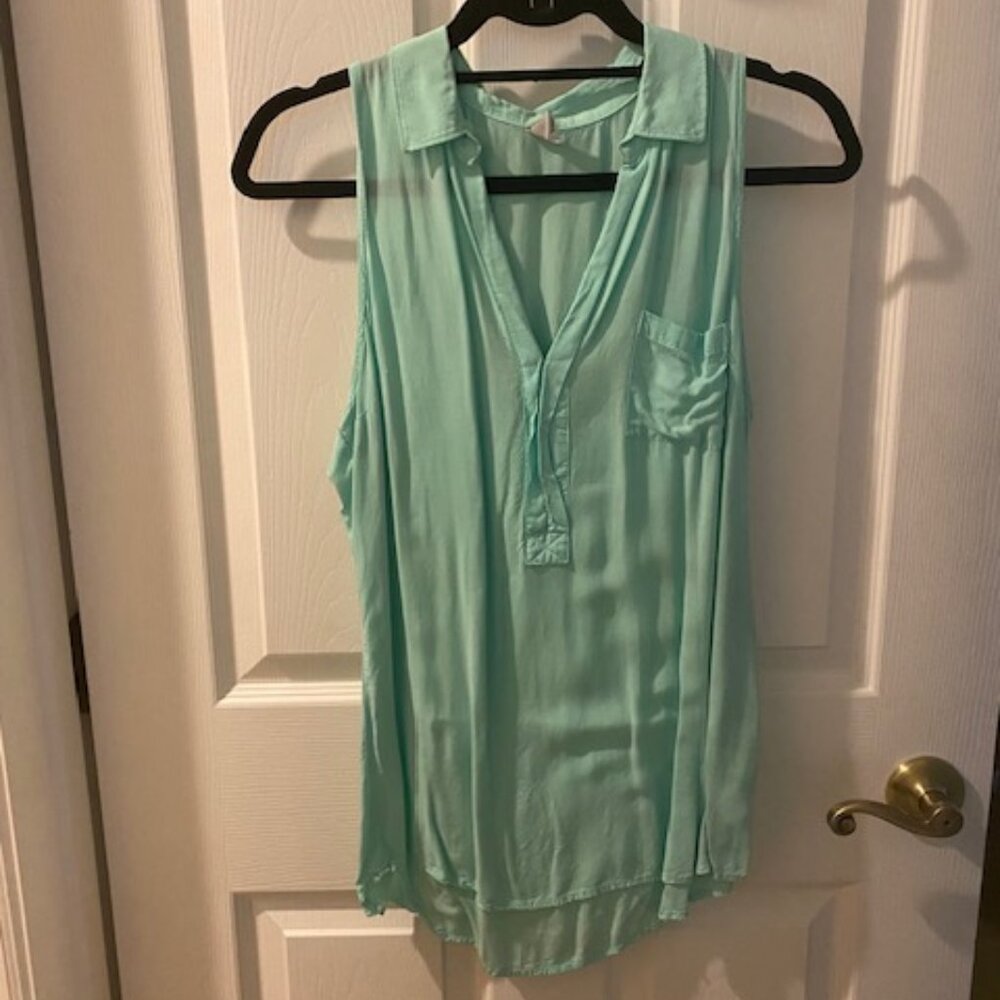 Old Navy sleeveless button up top